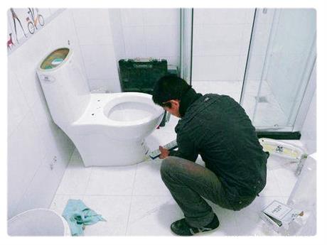 马桶底坐边圆松动漏水维修