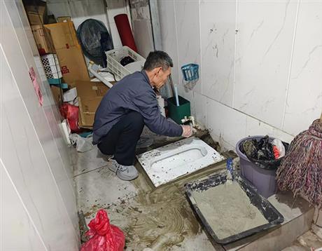 蹲便器疏通维修2