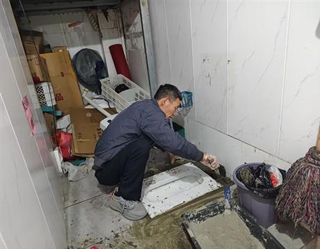 蹲便器疏通维修3